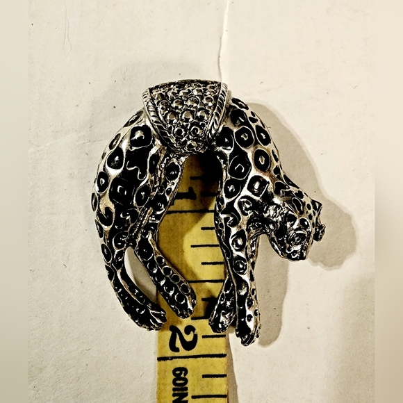 Cheetah leopard silver and black with rhinestones cat brooch - Picture 8 of 8